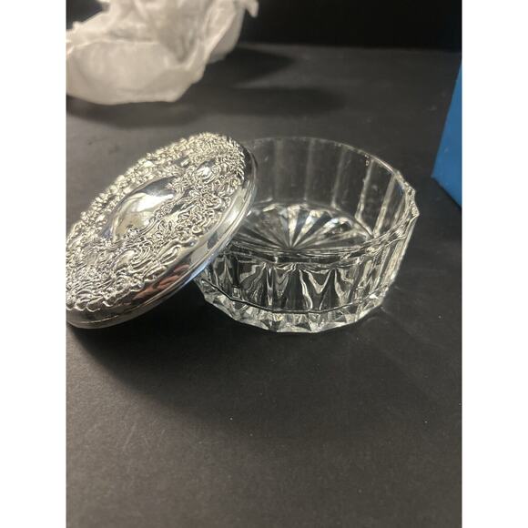 Vintage-New In Box-Round Crystal Trinket Box With Silver Embossed Lid-RARE FIND - Picture 2 of 6